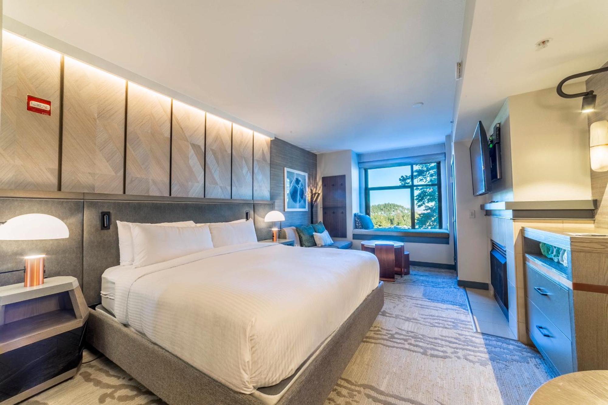 Updated Pet Friendly Monache With Views! *