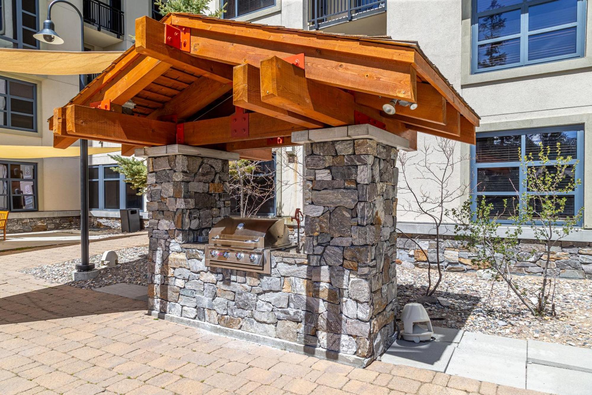 Updated Pet Friendly Monache With Views!